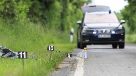 Zeugen fanden die Leiche neben der Straße - Autofahrer fährt Frau tot und flüchtet