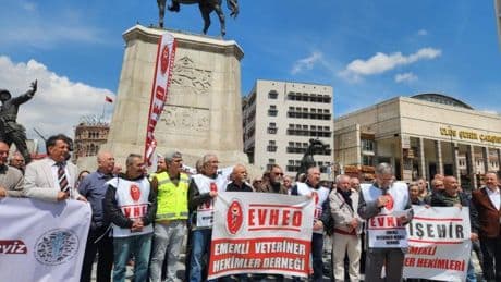 Emekli veterinerlerin maaş mağduriyeti: 'Üvey evlat muamelesi gördük'