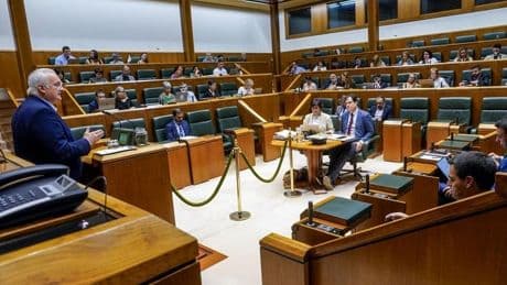 El 'caso Cerdán' se cuela en el debate del Parlamento vasco sobre la calidad democrática
