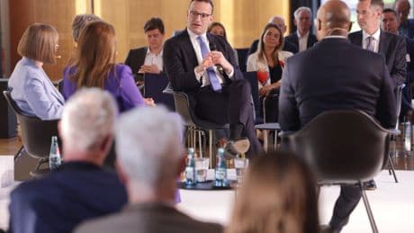 Söder auf F.A.Z.-Konferenz: „Wir nehmen jeden aus Harvard – und legen noch was drauf“