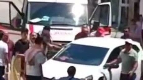 Ambulansa park halindeki otomobil engeli