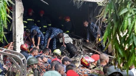 Un avion de l'armée s'écrase sur une école au Bangladesh, au moins 16 morts