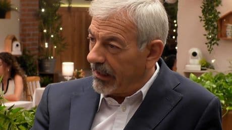 El regalo con el que un soltero bilbaíno sorprende a Carlos Sobera en 'First Dates'