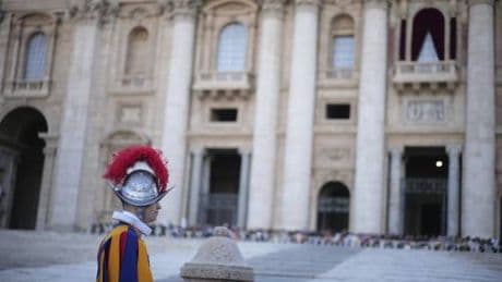 L'abito, l'anello, la vestizione, il nome. Cosa c'è da sapere sul nuovo Papa