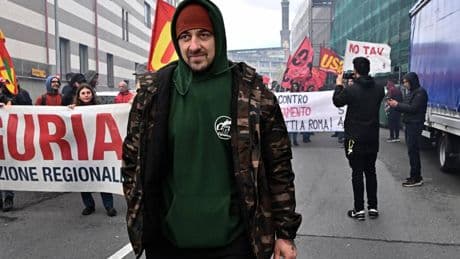 L'antiterrorismo a casa di Chef Rubio e lui sparisce dai social: ecco cosa succede