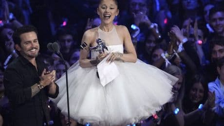 Ariana Grande gana el premio al video del año en los MTV Video Music Awards y le da las gracias a su terapeuta y las personas gays