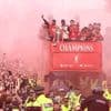 Arne Slot en Liverpool zorgen voor uitzinnige taferelen: duizenden fans vieren feest tijdens huldiging