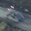 KIJK. Pantservoertuig met Russische én Amerikaanse vlag valt Oekraïense posities aan in Zaporizja
