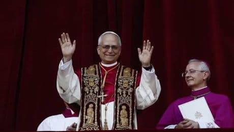 La sorpresa dei fedeli in piazza: "Un americano? Ma c'è la manina di Trump?"