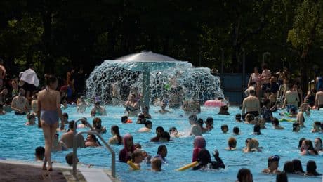 Heißer Sommer: Hitze in Berlin - Bäder bereiten sich auf Ansturm vor