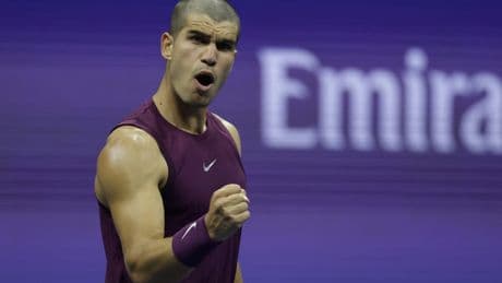 Alcaraz militariza su 'look' para derrotar a Opelka en un serio estreno en el US Open
