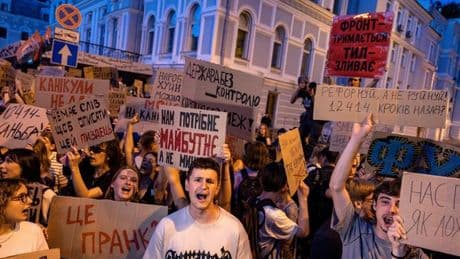Malgré la guerre, les Ukrainiens protestent contre la limitation des politiques anticorruption
