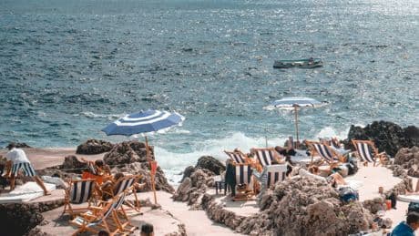 Le fake news sulle spiagge deserte