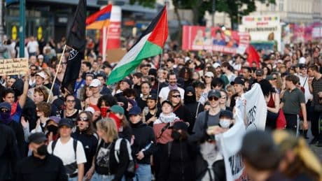 Demonstrationen zum 1. Mai in deutschen Städten bislang vorwiegend friedlich
