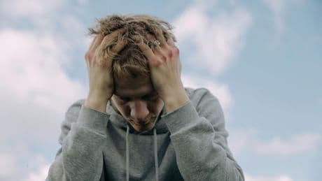 Detectar adicciones durante la adolescencia ayuda a prevenir autolesiones y suicidios, según un estudio