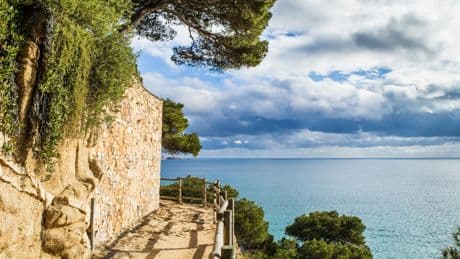 Muere un estudiante durante una excursión tras caer por un Camino de Ronda de la Costa Brava