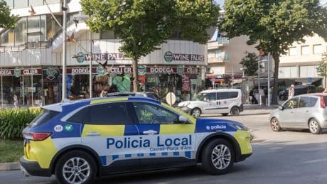 Detenido un hombre por agredir con una mesa de plástico a un niño de cinco años en Platja d'Aro