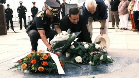 Cambrils recuerda a las víctimas del 17-A con un manifiesto y una ofrenda floral