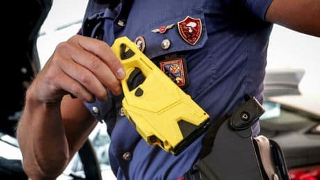 Taser, Piantedosi: «Strumento imprescindibile, morti non siano strumentalizzati»