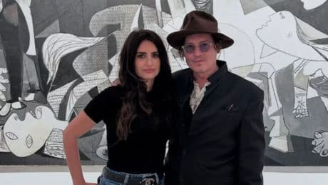 Penélope Cruz le enseña a su amigo Johnny Depp el &#039;Guernica&#039; de Pablo Picasso en Madrid