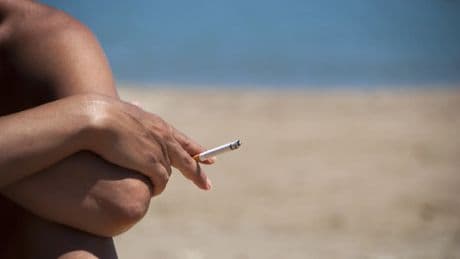 Radiografía del tabaco en España: aumenta el rechazo a fumar en playas y crece el vapeo entre los jóvenes, que son &quot;más permisivos&quot;