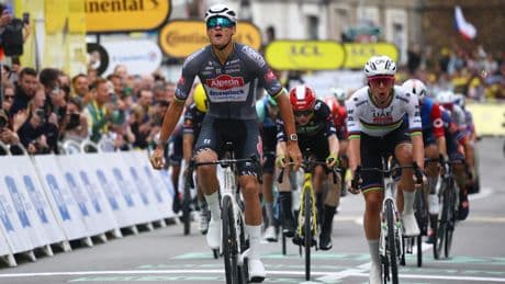 Tour de France : Van der Poel s’impose en costaud devant Pogacar et Vingegaard et s’empare du maillot jaune