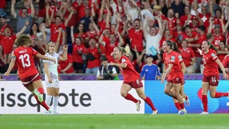 “Je suis mort” : des joueurs se mettent à la place des footballeuses le temps d’un match