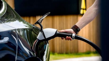 In deze vakantielanden kun je je elektrische auto gratis opladen