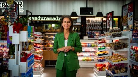 De las cintas de El Fary al café de Starbucks: Repsol renovará las tiendas de 1.200 gasolineras