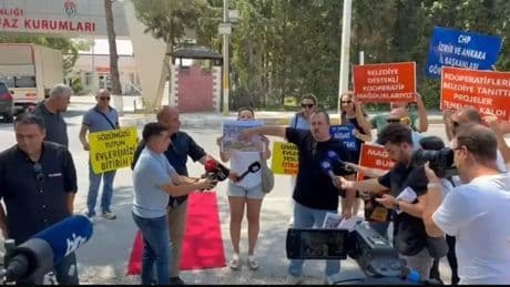 İzmir’de kooperatif mağdurlarından kırmızı halılı protesto: Yürüyen değil, ezileniz!