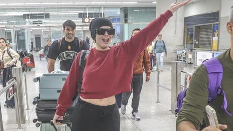 Primeras imágenes de Melody llegando a España tras su batacazo en Eurovisión: la euforia de la cantante