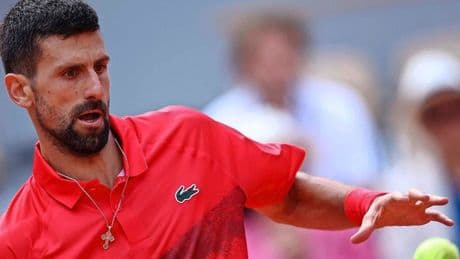 Novak Djokovic dendert naar laatste acht op Roland Garros, Jannik Sinner maakt korte metten met Andrey Rublev