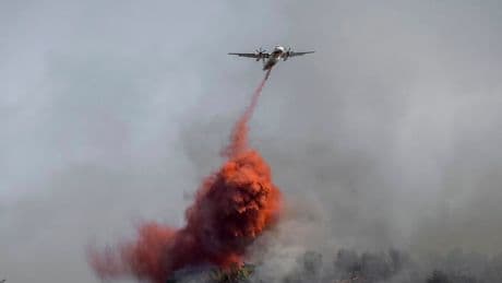 Un muerto y nueve heridos en un violento incendio en el sur de Francia que ha arrasado 13.000 hectáreas