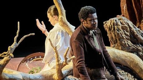 Dans « La Distance », au Festival d’Avignon, l’intensité du deuil d’un père dans un spectacle qui ne tourne pas en rond