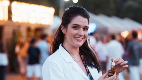 Lena de Pons, farmacéutica: ''Yo no vendo productos que favorezcan el bronceado porque el único bronceado saludable es el que se evita''