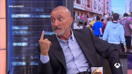 "Espléndida, amena y bien hecha": la nueva película del cine español que fascina a Pérez-Reverte