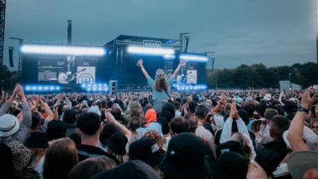 Oasis, tragedia al concerto di Wembley: 40enne cade dalla balconata e muore. Si cercano testimoni