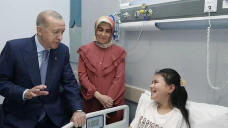 Başkan Erdoğan'dan hastalara moral ziyareti