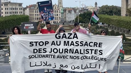 Brüksel'de gazeteciler İsrail'in Gazze'de meslektaşlarını katletmesini protesto etti: “Gazetecileri öldürmek bir savaş suçu”