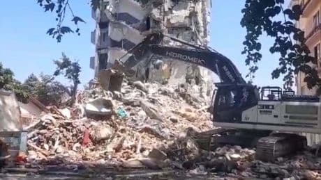 Sındırgı’da hasarlı binaların yıkımına başlandı
