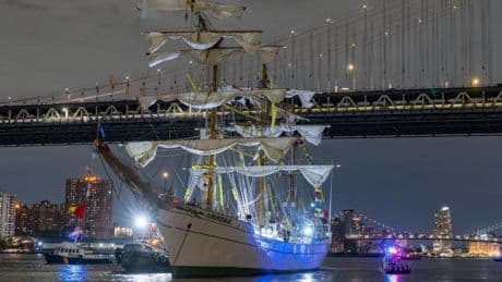 Mueren dos personas tras la colisión de un buque mexicano con el puente de Brooklyn en Nueva York