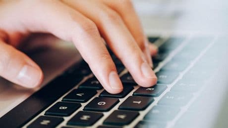 Teramo, ragazzo di 27 anni trovato morto davanti al pc a Roseto degli Abruzzi, indossava una maschera antigas. Sequestrato il telefono e il computer