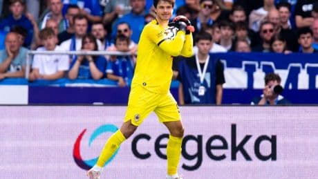 Man Utd target flying to England as £18.2m deadline-day transfer agreed