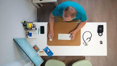 Künstliche Intelligenz: Kollegen schätzen Ärztinnen und Ärzte als weniger kompetent ein, wenn sie KI nutzen