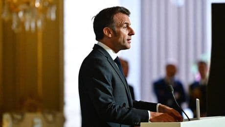 Malgré les critiques, Emmanuel Macron prend le risque de la division et annonce une loi contre « l’entrisme islamiste »
