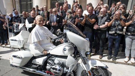 Heiliger Feuerstuhl für den Papst - „Jesus Biker“ bauen Leo XIV. ein Papamoped