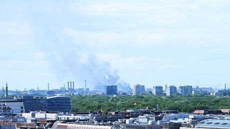 Feuer: Feuerwehr bei Großbrand in Spandau im Einsatz