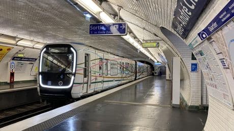 Fausse panne, remorquage, coups de marteau... Dans les coulisses des essais nocturnes des futurs métros parisiens