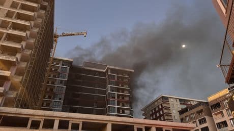 Yapımı süren 13 katlı inşaatta yangın