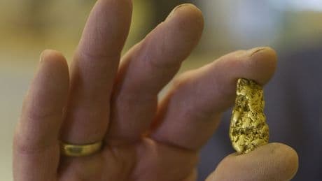 El pueblo de Asturias donde 24 países buscan oro en el río con una técnica antigua y manual